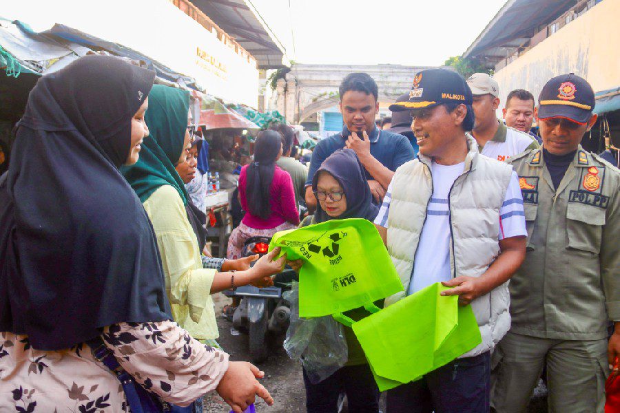 Wali Kota Cirebon Ajak Warga Kurangi Sampah Plastik
