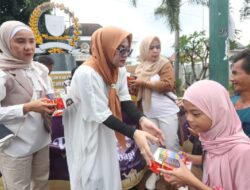 IKIAD Kota Cirebon Bagikan Ratusan Paket Takjil