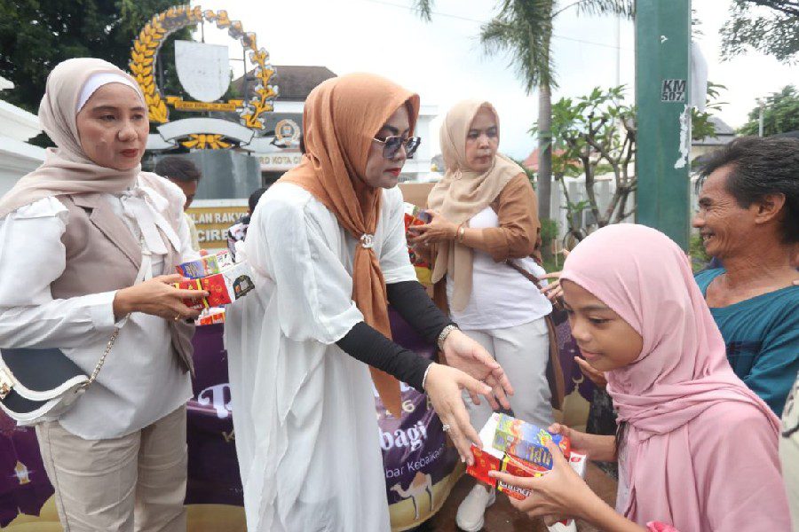 IKIAD Kota Cirebon Bagikan Ratusan Paket Takjil