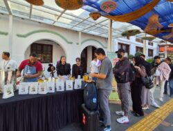 Ngopi Bareng di Stasiun Cirebon, KAI Bagikan Kopi Gratis