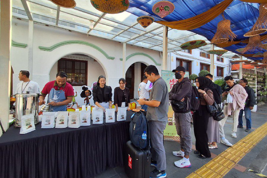 Ngopi Bareng di Stasiun Cirebon, KAI Bagikan Kopi Gratis