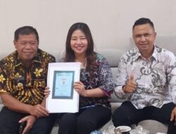 Raih Rekor MURI Lelang Batik, Inge Rahayu Diapresiasi Bupati Majalengka