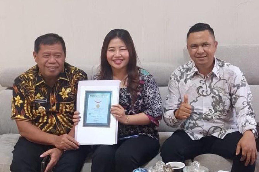 Raih Rekor MURI Lelang Batik, Inge Rahayu Diapresiasi Bupati Majalengka
