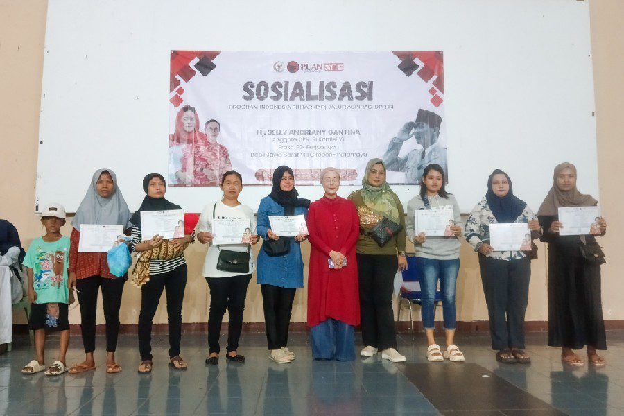 Selly Serahkan SK PIP untuk 450 Siswa Kota Cirebon