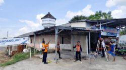 KAI Ingatkan Bahaya Bangunan Liar di Perlintasan Sebidang Cirebon