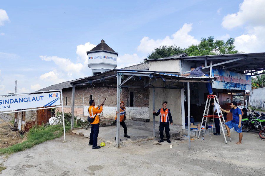 KAI Ingatkan Bahaya Bangunan Liar di Perlintasan Sebidang Cirebon