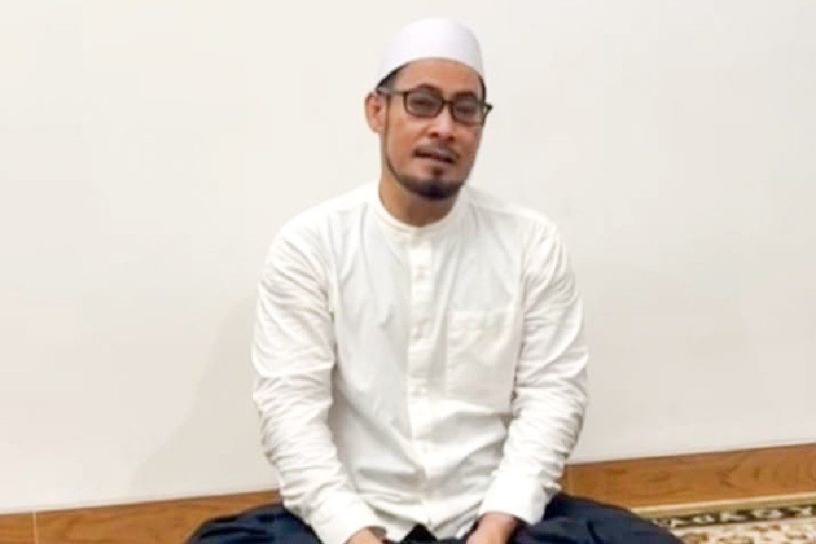 Pengasuh Pondok Pesantren Al-Khiyaroh Buntet, Kabupaten Cirebon, KH Moh. Farid NZ,