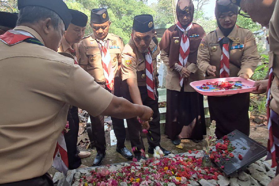 Kwarcab Pramuka Majalengka Ziarah Makam Tokoh Jelang HUT ke-64