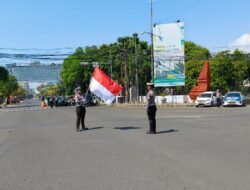 Momen Proklamasi HUT ke-80 RI, Pengguna Jalan Tertib Hentikan Kendaraan