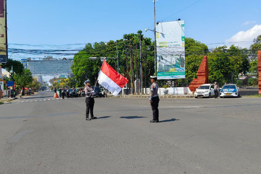 Momen Proklamasi HUT ke-80 RI, Pengguna Jalan Tertib Hentikan Kendaraan