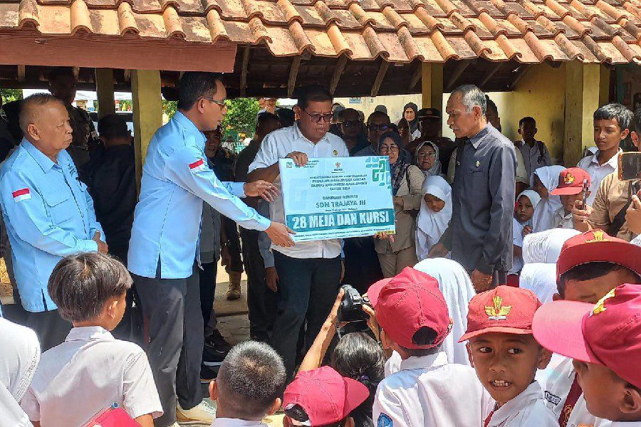 Pemkab Majalengka Perbaiki Fasilitas Belajar Lewat Bantuan Meubelair Sekolah