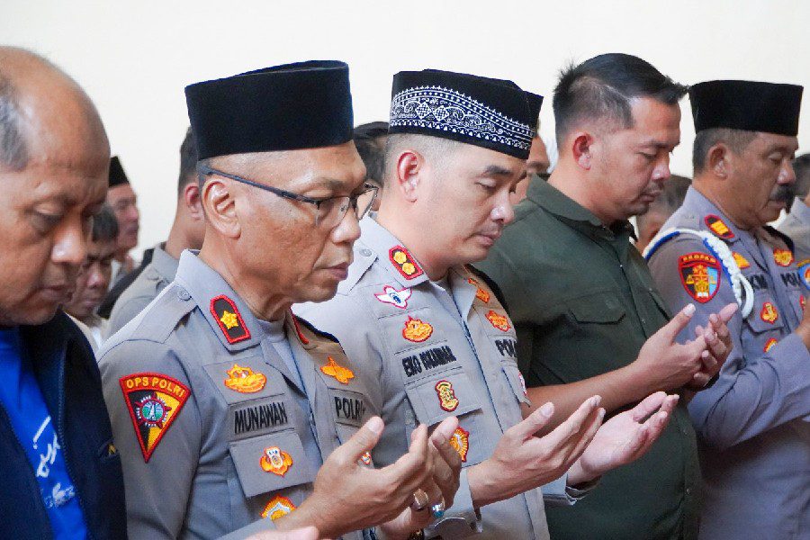 Polres Cirebon Kota Gelar Salat Gaib, Doakan Ojol yang Meninggal