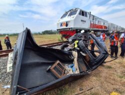 KA vs Minibus, Dua Tewas