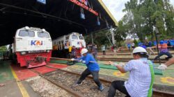 Lomba Tarik Lokomotif Meriahkan HUT ke-80 KAI