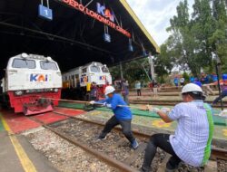 Lomba Tarik Lokomotif Meriahkan HUT ke-80 KAI