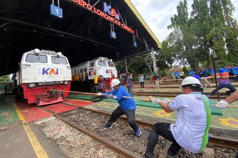 Lomba Tarik Lokomotif Meriahkan HUT ke-80 KAI