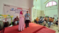 Penumpang Terhibur Seni Tarling Cerbonan di Stasiun Cirebon