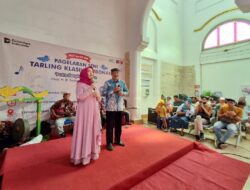 Penumpang Terhibur Seni Tarling Cerbonan di Stasiun Cirebon