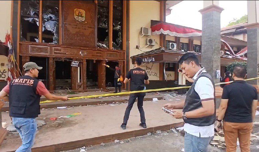 Polisi Buru Pelaku Perusakan dan Penjarahan DPRD Cirebon