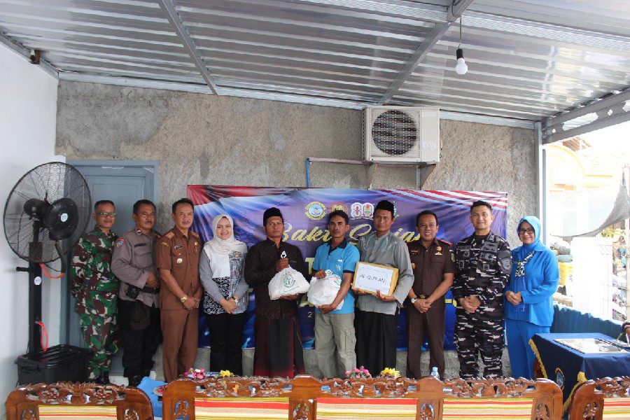 TNI AL Cirebon dan Kejari Bagikan Sembako untuk Warga Pesisir