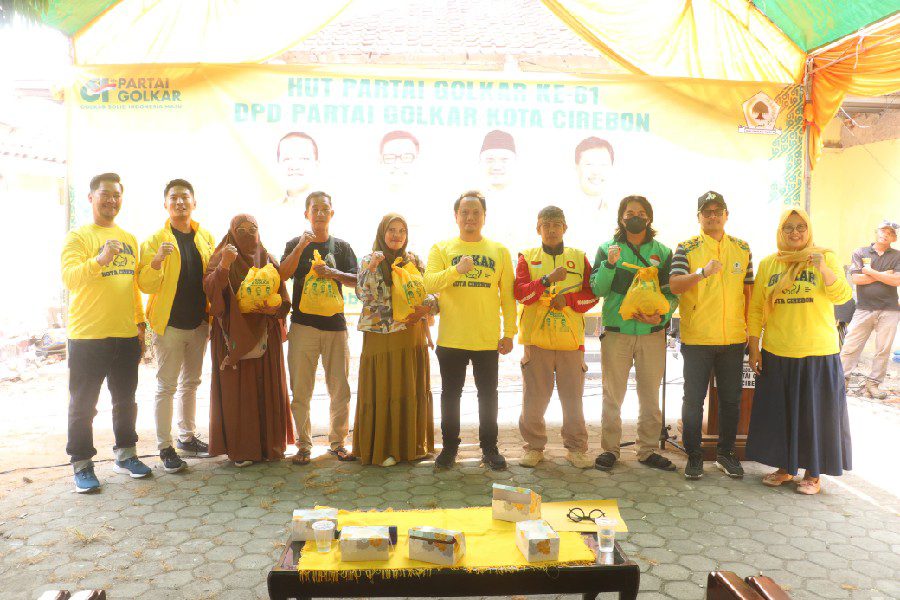 HUT ke-61, Golkar Kota Cirebon Bagikan Ribuan Paket Sembako