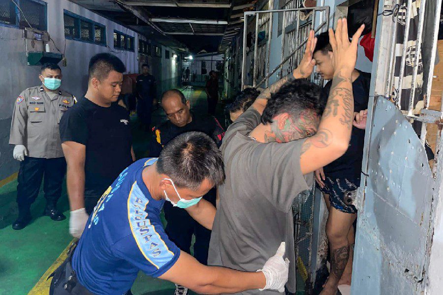 Razia Gabungan di Lapas Cirebon, Puluhan Barang Terlarang Disita
