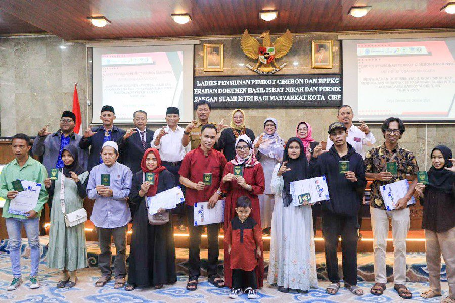 Sebanyak 23 Pasangan Terima Buku Nikah dan Dokumen Kependudukan