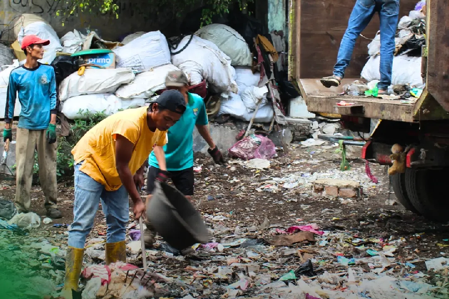 World Cleanup Day 2025, DLH Kota Cirebon Bersihkan TPS Rajawali