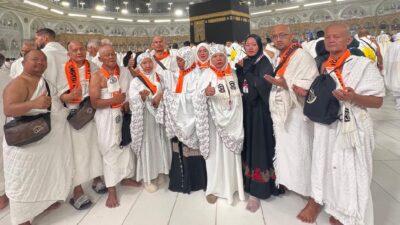 Jemaah umrah Jazirah Nusantara Global berpose di depan Kabah. Jemaah umrah Jazirah Nusantara Global berpose di depan Kabah.