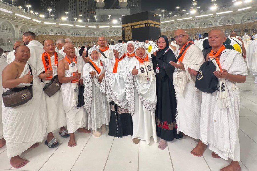 Jemaah umrah Jazirah Nusantara Global berpose di depan Kabah.