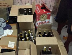 Polisi Amankan Puluhan Botol Alkohol Ilegal dari Rumah Warga