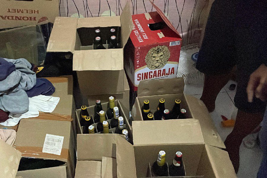 Polisi Amankan Puluhan Botol Alkohol Ilegal dari Rumah Warga