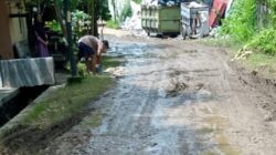 Warga Griya Indah Jati 2 Keluhkan Jalan Berlumpur