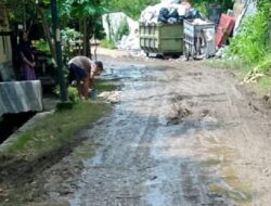 Warga Griya Indah Jati 2 Keluhkan Jalan Berlumpur