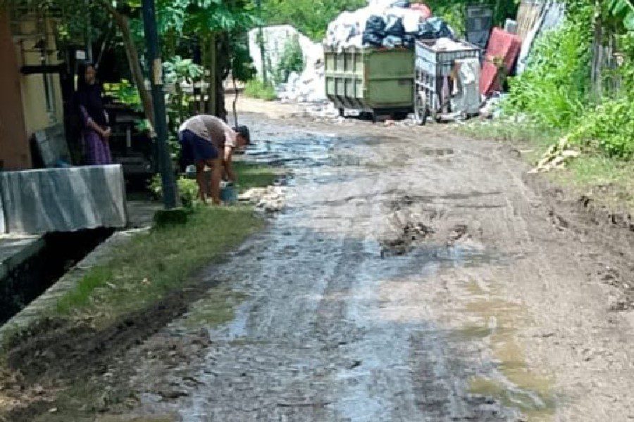 Warga Griya Indah Jati 2 Keluhkan Jalan Berlumpur