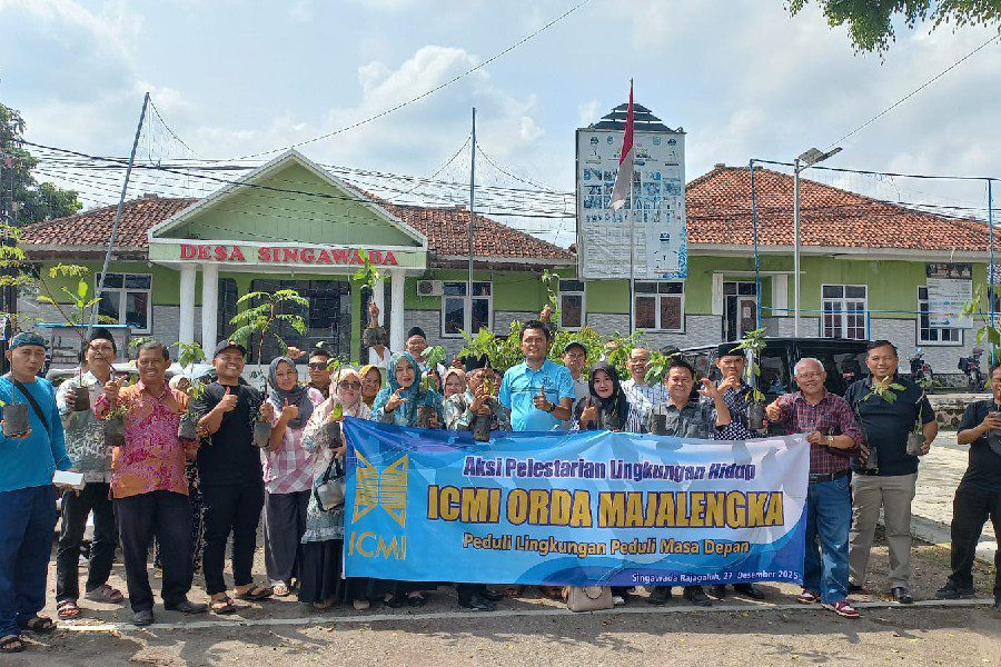 ICMI Majalengka Salurkan 500 Bibit Tanaman ke Warga Desa Singawada