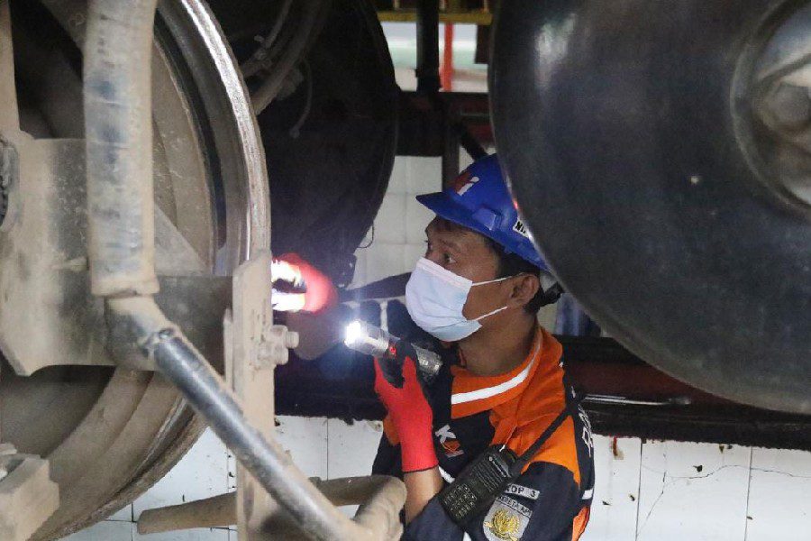 Hadapi Lonjakan Penumpang Lebaran, KAI Cirebon Intensifkan Perawatan Lokomotif dan Kereta