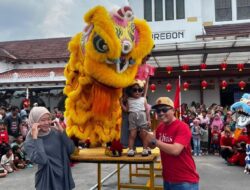 Semarak Imlek, Stasiun Cirebon Disulap Penuh Ornamen Tionghoa