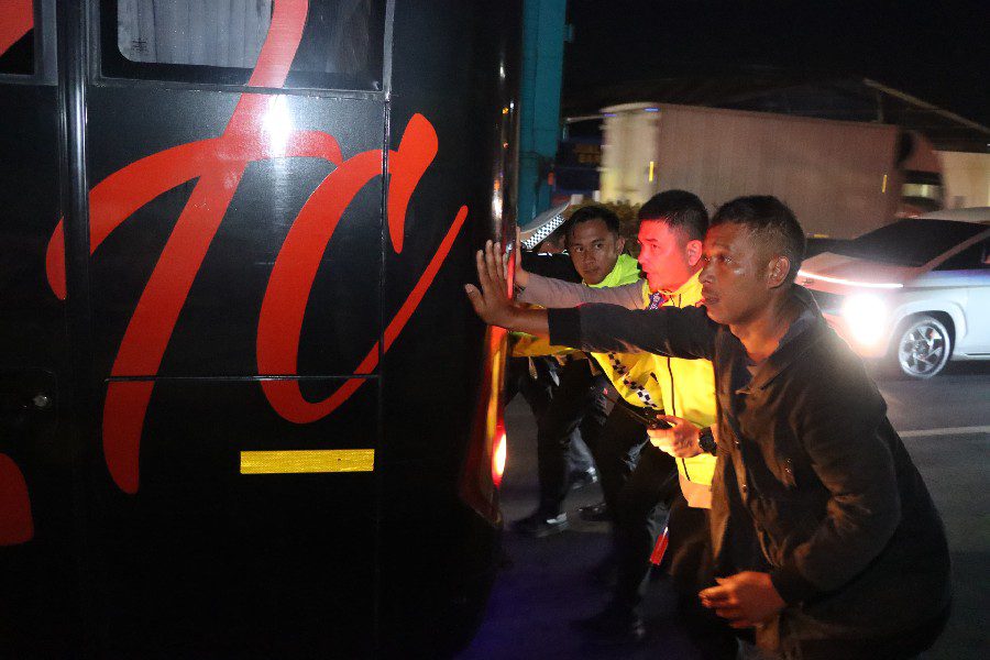 Aksi Cepat Kapolres Cirebon Kota Tangani Bus Mogok - citrust.id