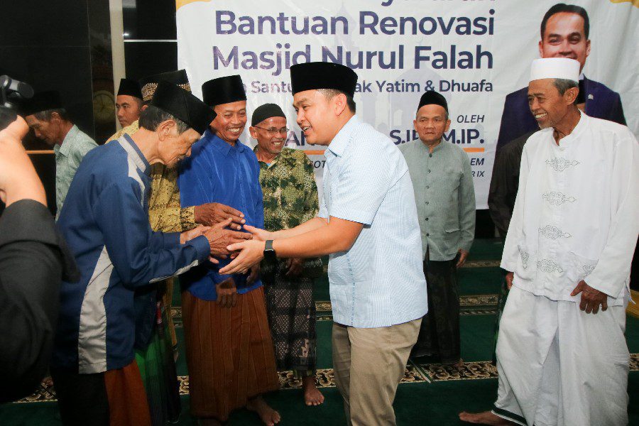 Ujang Bey Salurkan Bantuan Renovasi Masjid dan Santuni Yatim
