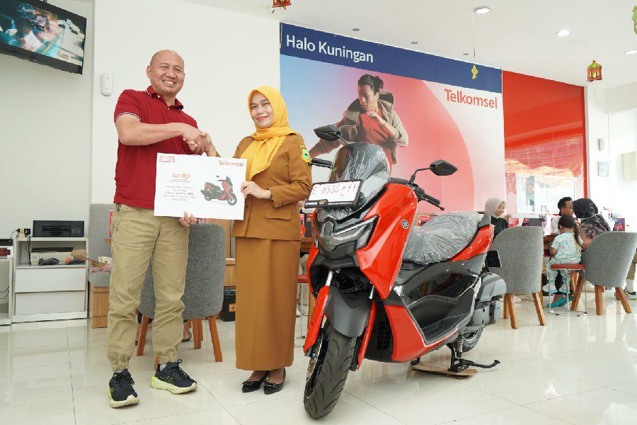 Warga Kuningan Raih Motor NMAX dari Program SIMPATI HOKI Telkomsel