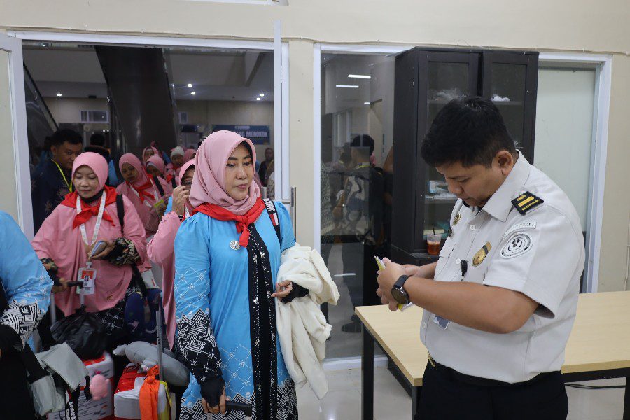 Imigrasi Cirebon Layani Jemaah Haji 2026 Kloter 1 Kertajati