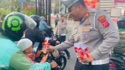 Sosialisasi Operasi Patuh Lodaya, Polres Cirebon Kota Bagi-Bagi Cokelat