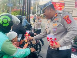 Sosialisasi Operasi Patuh Lodaya, Polres Cirebon Kota Bagi-Bagi Cokelat