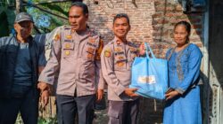 Wakapolres Cirebon Kota Tembus Medan Berbukit Demi Salurkan Bantuan Sosial