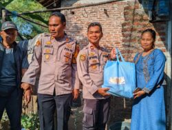 Wakapolres Cirebon Kota Tembus Medan Berbukit Demi Salurkan Bantuan Sosial