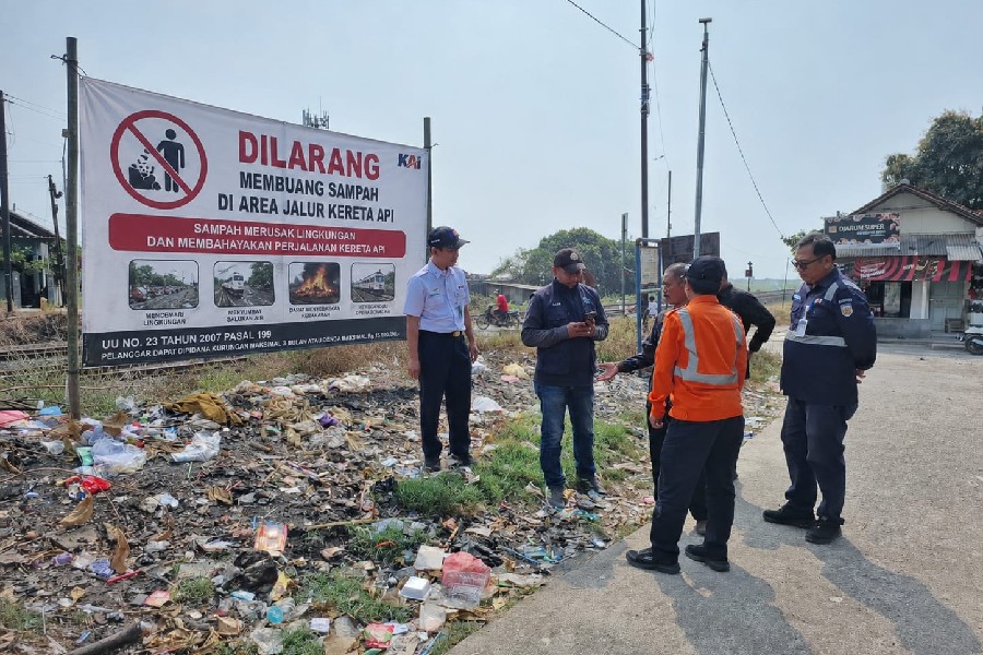 Bakar Sampah Dekat Jalur KA Bisa Berujung Bahaya, Ini Risikonya