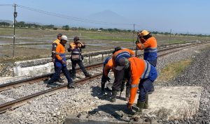 KAI Tertibkan Perlintasan Liar yang Berisiko Picu Kecelakaan KAI Tertibkan Perlintasan Liar yang Berisiko Picu Kecelakaan