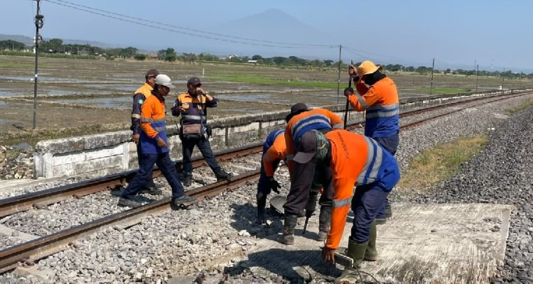 KAI Tertibkan Perlintasan Liar yang Berisiko Picu Kecelakaan
