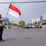 Lalu Lintas Disetop, Pengendara Ikut Hormat Proklamasi